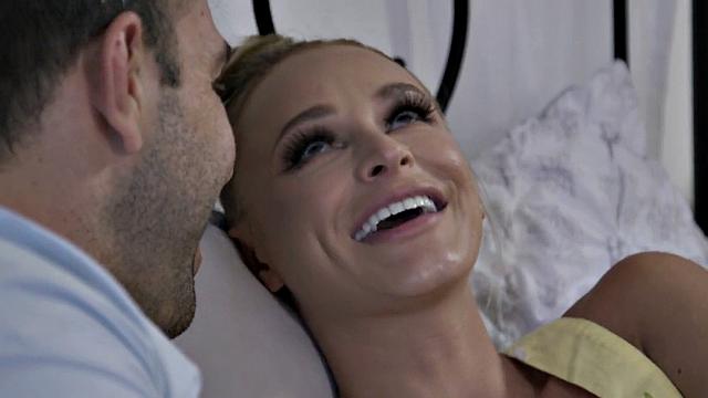 Dyke bitch seduces perverted BFF b4 licking her pussy