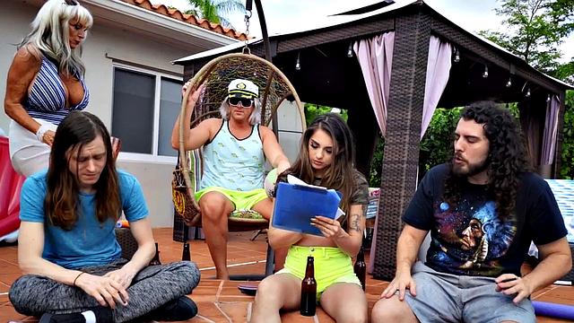 блондинистая зрелая с огромными сиськами получает жёстко после титькосекса у бассейна