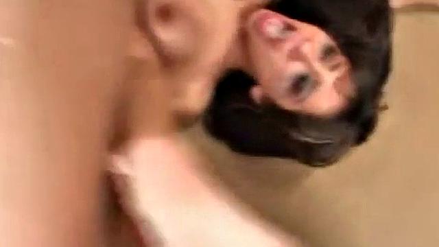 брюнетка получает жесткий анал и глубокий кремпай