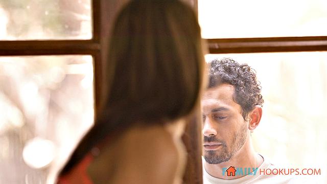 алексис тей трахается с алексом джонсом прямо в гостиной