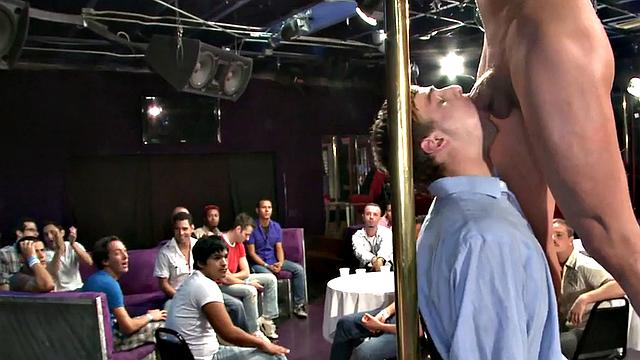 жадный минет на глазах у всей тусовки