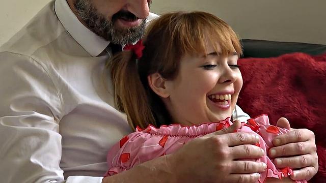 Взрослая Cherry умоляет Паскаля жестко отработать ей по попе