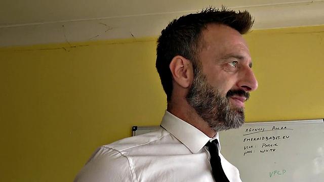 Взрослая Cherry умоляет Паскаля жестко отработать ей по попе