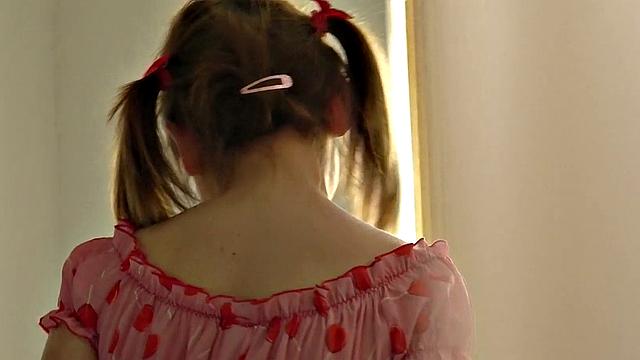 Взрослая Cherry умоляет Паскаля жестко отработать ей по попе