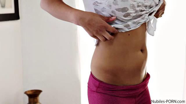 Кармен Белла вертит языком и задом-медаль ей за старания