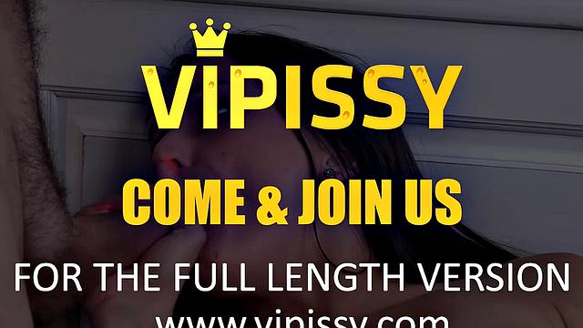 Трансиха шутит, пока мочится на девку в кровати