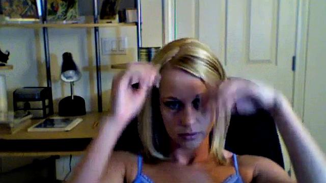 блондинка кайли сама себя ласкает - твои руки уже заняты?