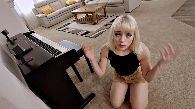 Наоми отрабатывает сотку и ловит сливки на живот