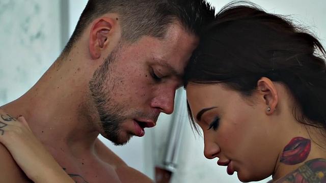 Татуированная секси-спортсменка заглатывает член тренера в зале