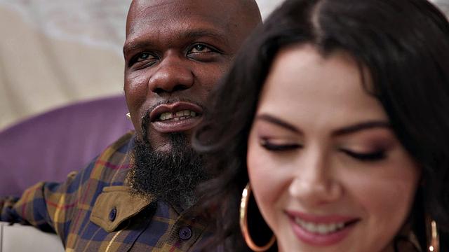 Брюнетка с формами шутит, пока два жеребца ее делают по-взрослому