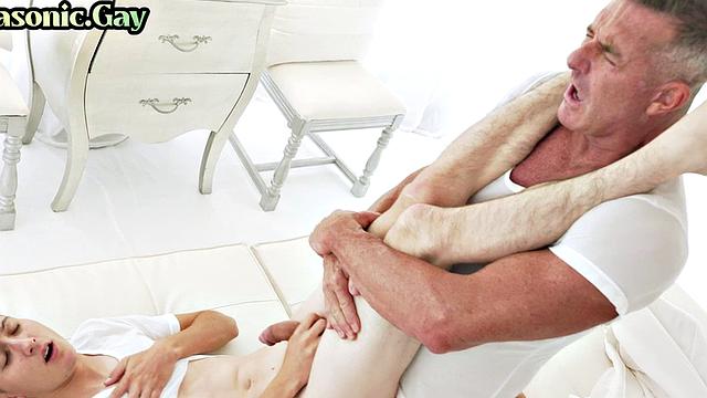 Muscled DILF Fucks Tiny Twink after Cocksucking