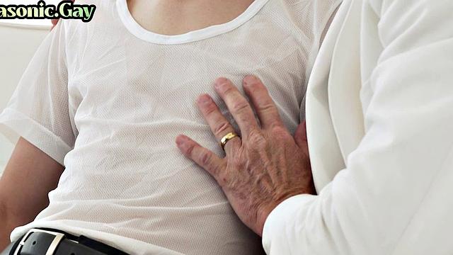 Muscled DILF Fucks Tiny Twink after Cocksucking