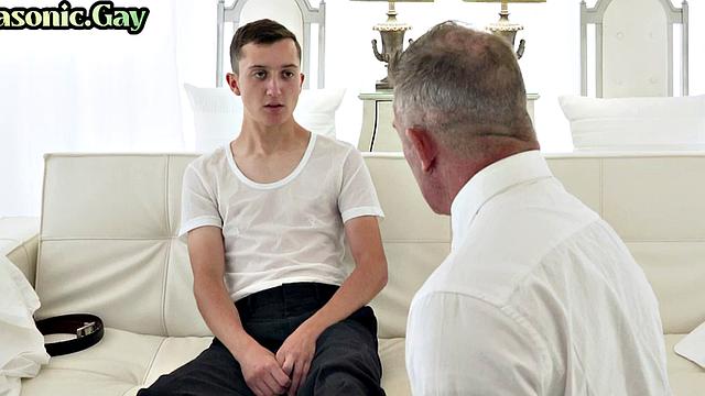 Muscled DILF Fucks Tiny Twink after Cocksucking