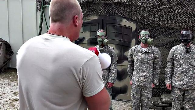 мускулистые военные трахаются в раздевалке