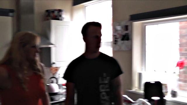 блондинка milf и её подруга брюнетка рвутся на части в жёсткой четверке