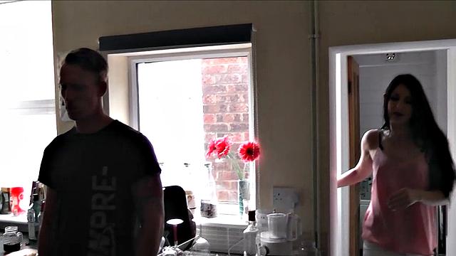 блондинка milf и её подруга брюнетка рвутся на части в жёсткой четверке