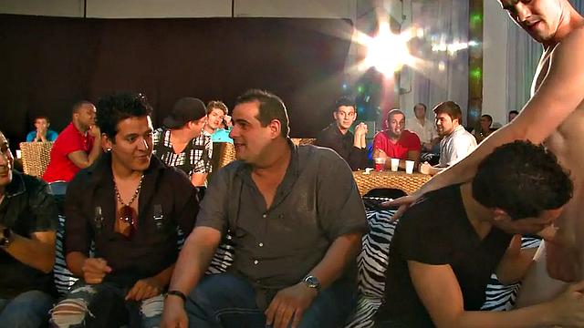 наглый гей сосёт стриптизёру на шумной вечеринке