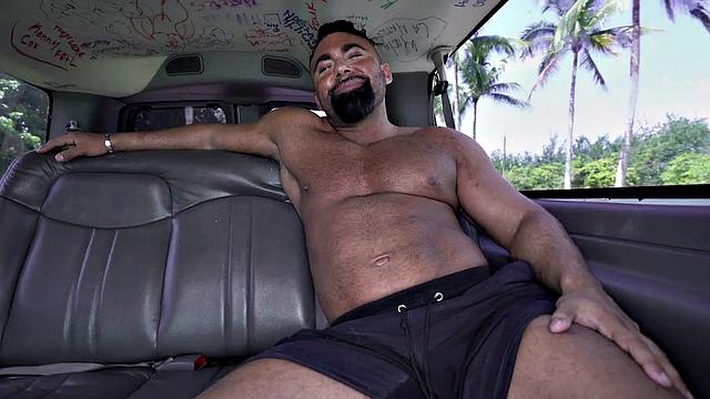 мускулистый красавец трахается в фургоне за деньги, жёстко и без резинки
