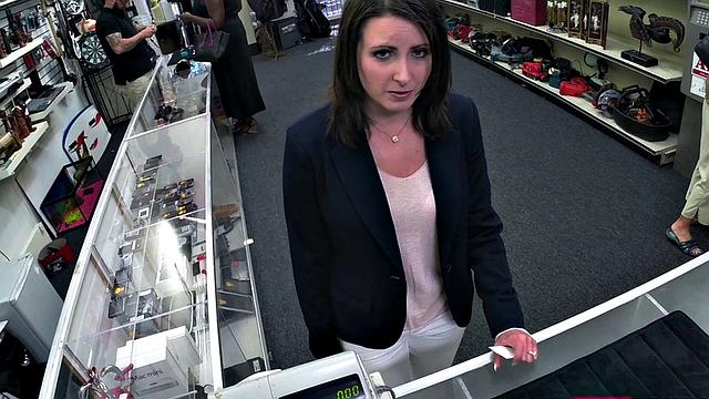 Pawning babe sucking before sex out the back