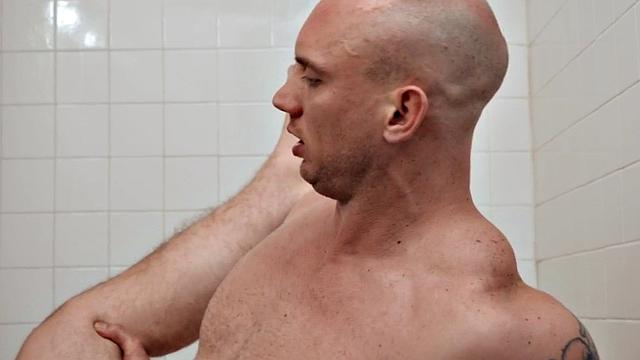 грудастая брюнетка трахается с би-парнем после его жаркой ванной сцены