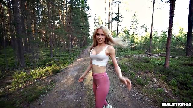Романтическая прогулка по лесу