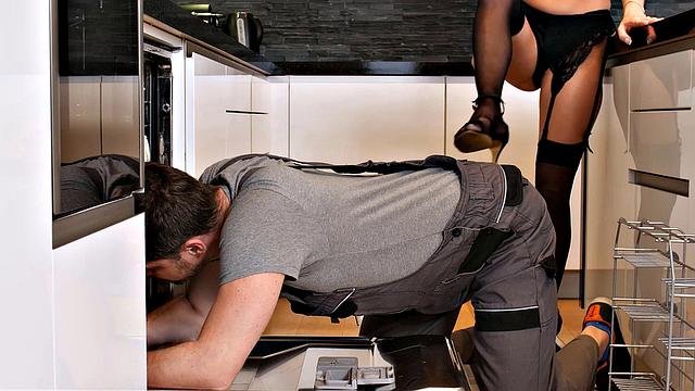 RIM4K. Sensual babe cant wait to put her tongue on workrrs ass