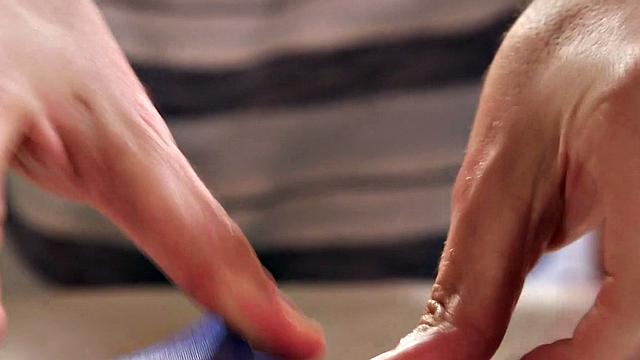 май проиграла одежду и затусила с парнями втроём