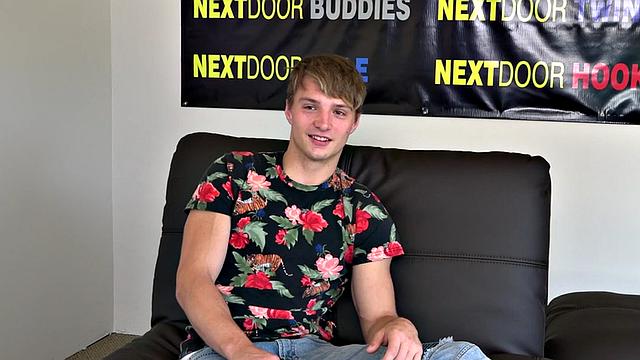 Sixpack college jock cums after wanking during his casting