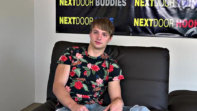 Sixpack college jock cums after wanking during his casting