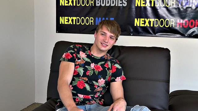 Sixpack college jock cums after wanking during his casting