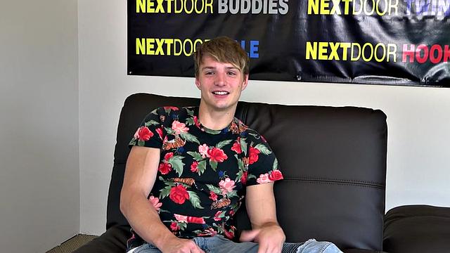 Sixpack college jock cums after wanking during his casting