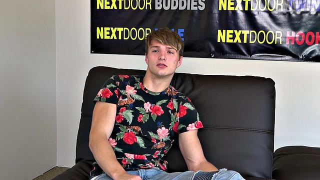 Sixpack college jock cums after wanking during his casting