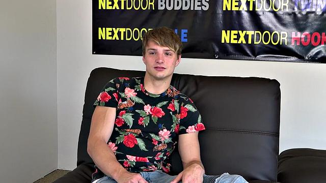 Sixpack college jock cums after wanking during his casting