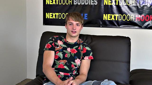 Sixpack college jock cums after wanking during his casting