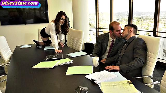 Horny babe pounded by cocks in 3some