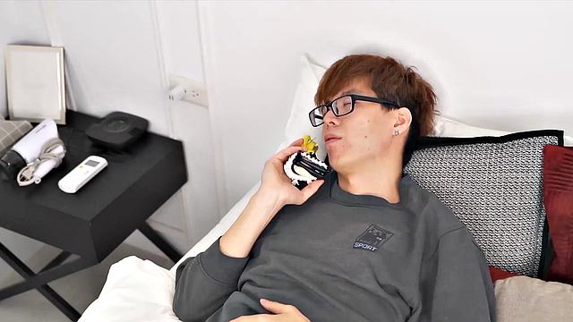 лина трахается с ботаником и облизывает сперму с живота