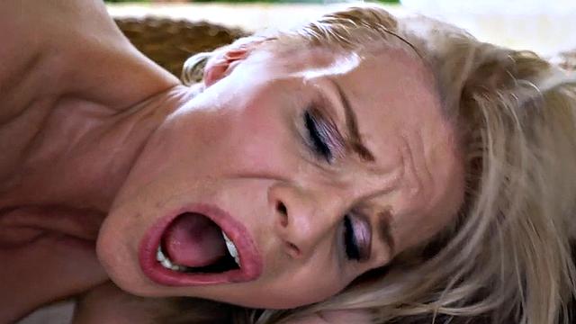 блондинка-кугар трахает на кухне, лифчик не выдержал напора