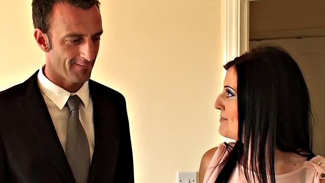 британская милфа мисси кинк хрипит не только от слов и получает по полной в жопу