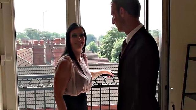 британская милфа мисси кинк хрипит не только от слов и получает по полной в жопу