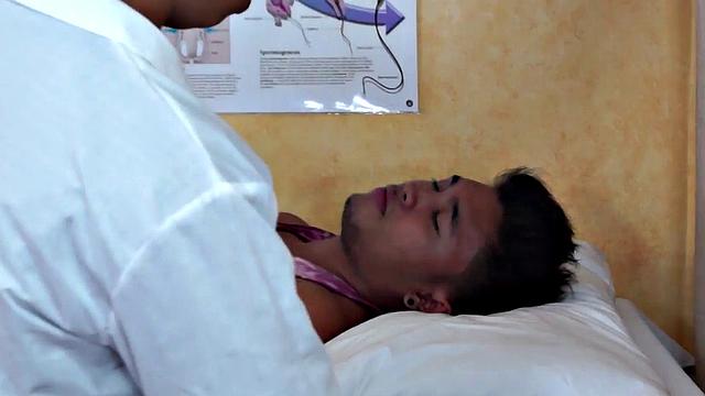 азиатский твинг раздвигает попку для фетиш-доктора с клизмой