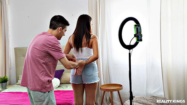 Камила Палмер сосет без рук и получает по сиськам от Jordi El Nino Polla