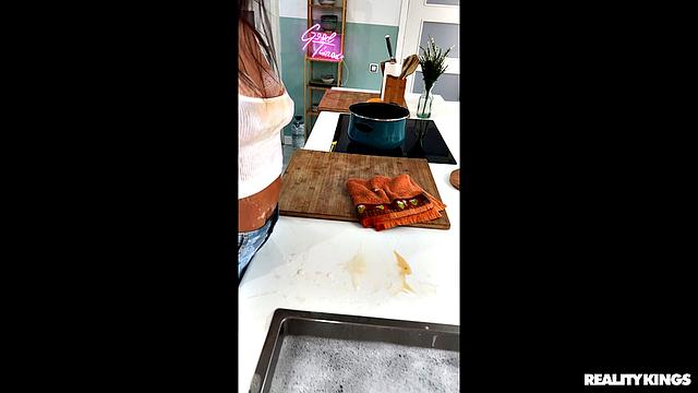 Камила Палмер сосет без рук и получает по сиськам от Jordi El Nino Polla