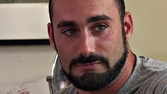 смотри, как татуированная транса жестко скачет на члене парня