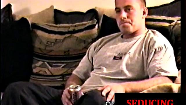 стрейт парень дрочит и кончает один