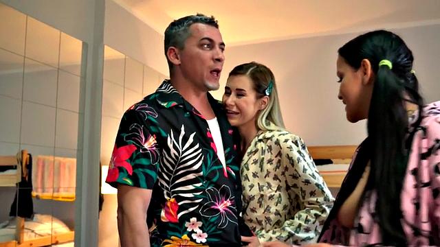 босс трахает двух европеек в жёстком тройничке в хостеле