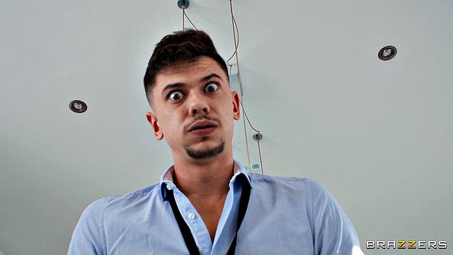 У кого грудь вылетит из топа первой? Офисный баттл для взрослых