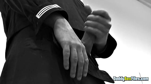 Молодой морячок получает свою сперму - Джастин Бил, Джош Стоун и Ханс Берлин
