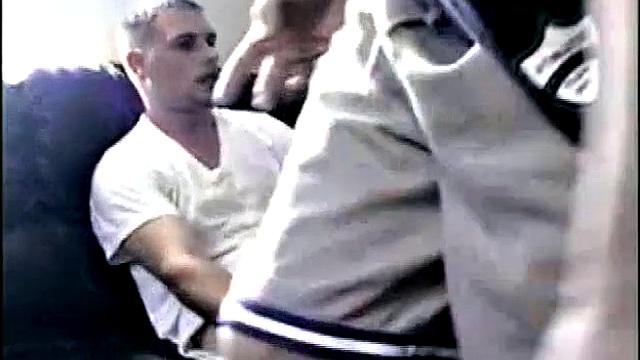 Натурал решил попробовать хуй на вкус, и ему явно нравится