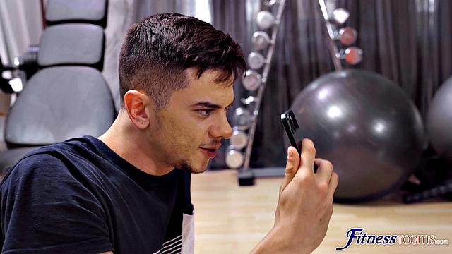 Influencer fucks big guy in gym