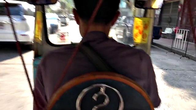 татуированная тайка трахается с туристом и получает внутрь